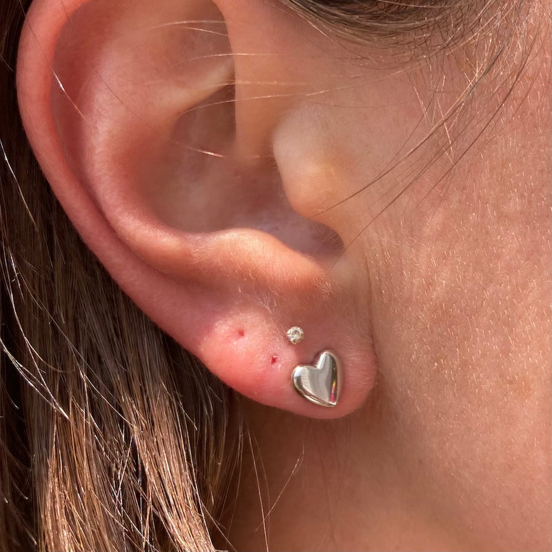SIMPLE HEART STUDS