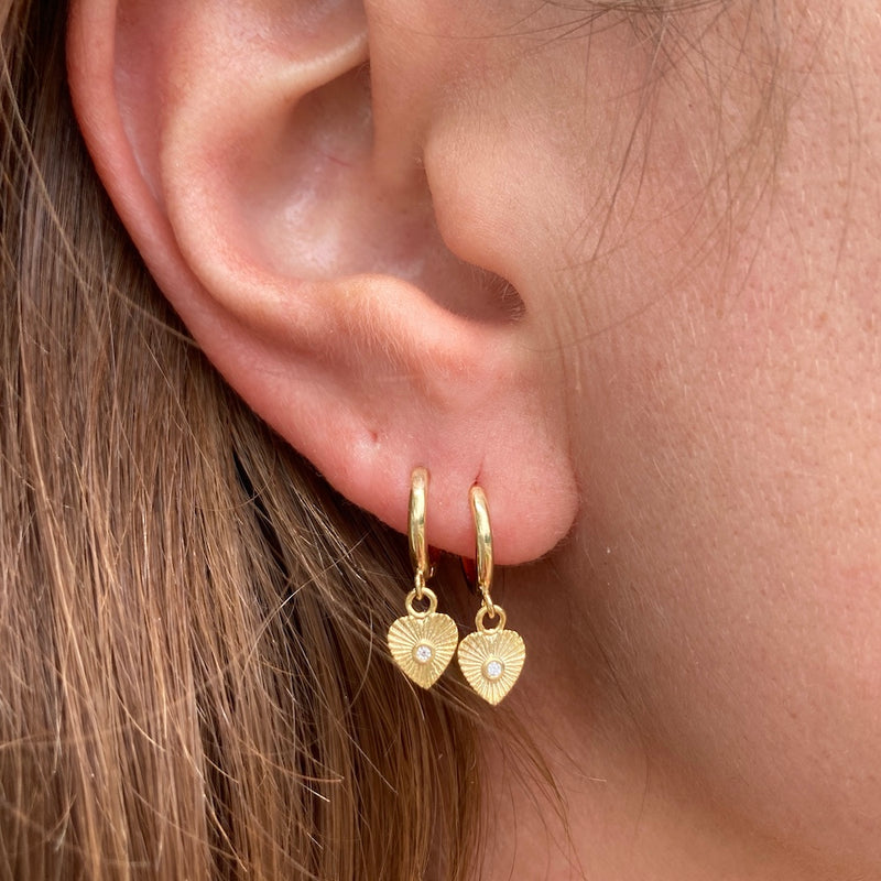 MINI AMOR HUGGIE HOOPS