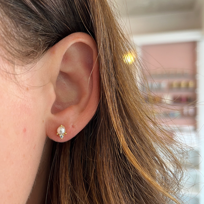 SARI PEARL STUDS